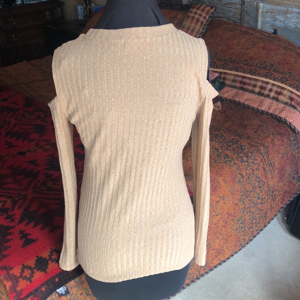 Cold Shoulder Top - Picture 3 of 4